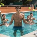 découvrez arthur fils s’amusant joyeusement avec les ramasseurs de balles dans une piscine lors de l'atp 500 de barcelone dans cette vidéo pleine de bonne humeur.